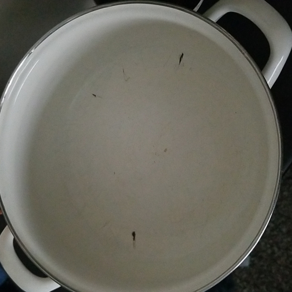 Vintage 70s Enamel Soup Pot - Picture 3 of 7